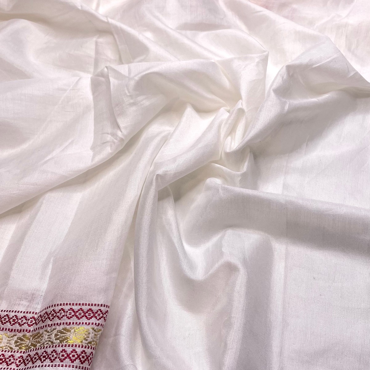 Book In The Day - Poly Woven - White Multi Geometric Border - 2.45M Bundle