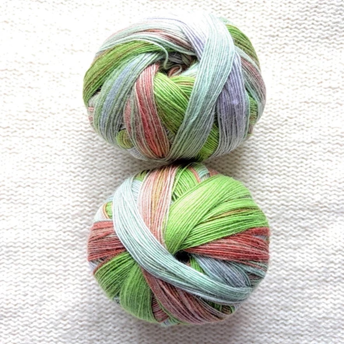 2 balls x 100g Gradient Wool Blend yarn : 75% Wool + Polyester 06 Secret Garden