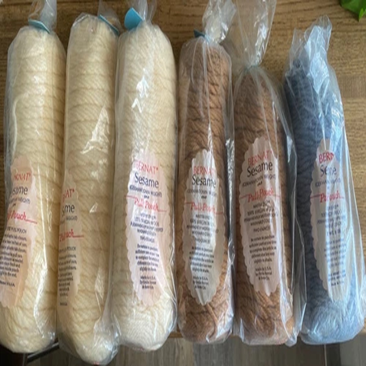 Bernat Sesame Germantown 6 Pull Pouch 2 oz 100% Virgin Wool Lot Ivory & Cinnamon