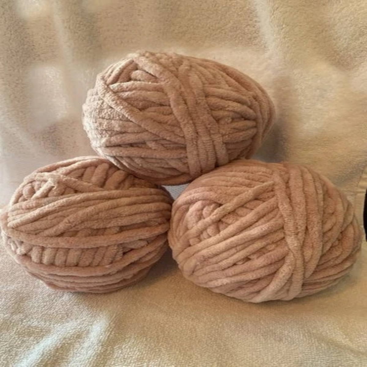 Bernat Blanket Yarn. Dusty Rose. 3 Lrg Balls. *Weight 1 lb 11oz. Not Used