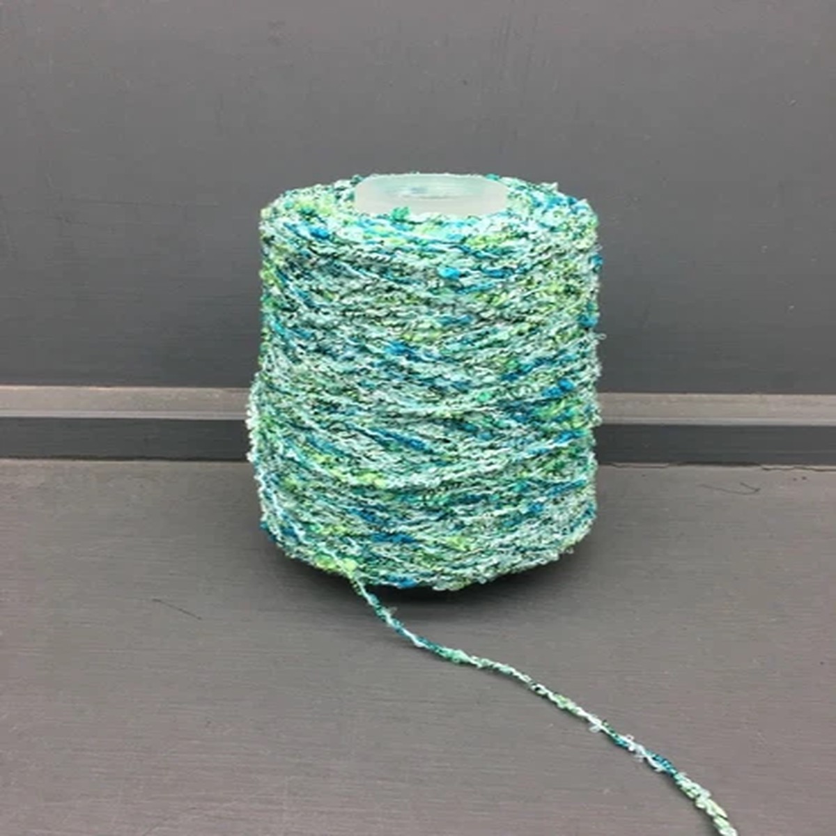 200G 2.1NM GREEN GLITTERY LUREX TYPE YARN MIX 38% ACRYLIC 25% POLYESTER F808