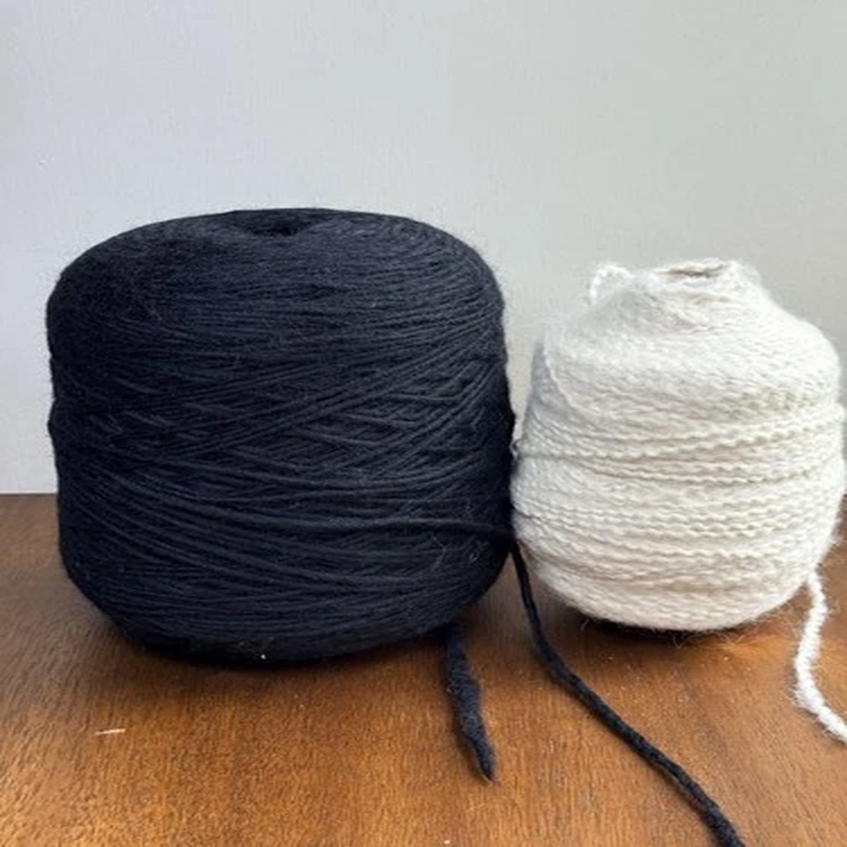1460g+ | SALE! Cone Yarn Lot | Black 100 Chunky Wool Roving + White 100 Wool