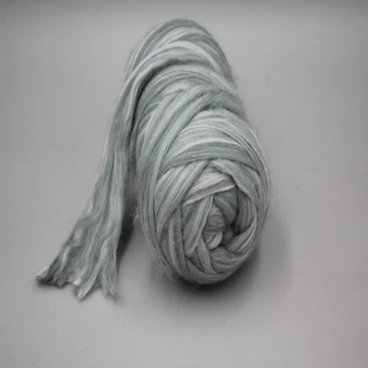 1 Skeins CORRIEDALE WOOL Yarn Natural Light/Dark Gray Grey 10.7 oz Roving NEW