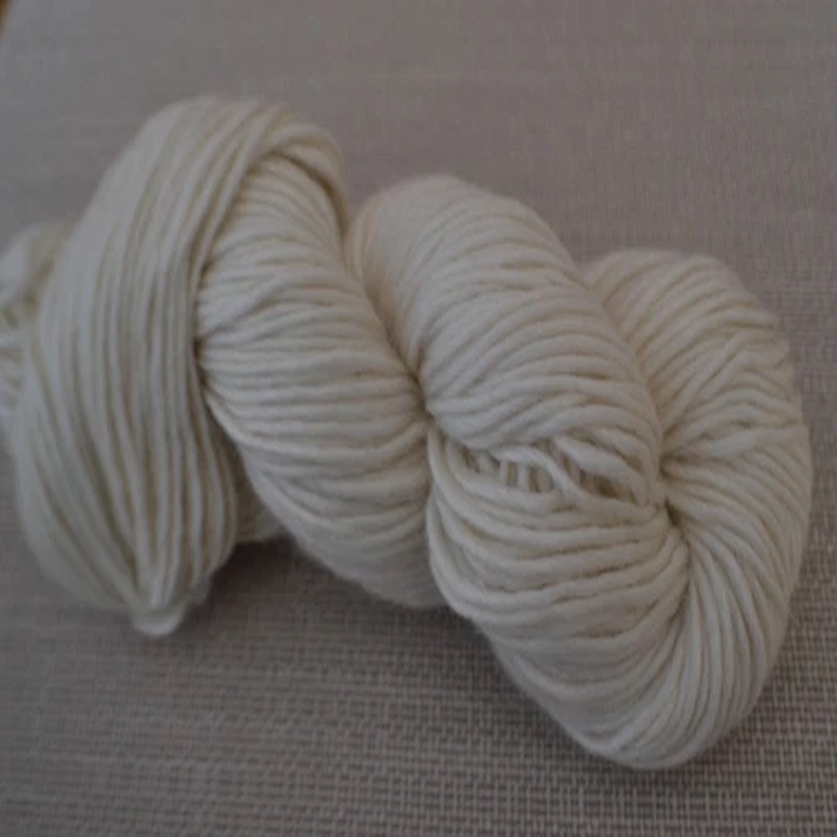BRITISH LUXURY UNDYED YARNS Luxury Aran 70% Wool 20% Silk 10% ecru 100g skein