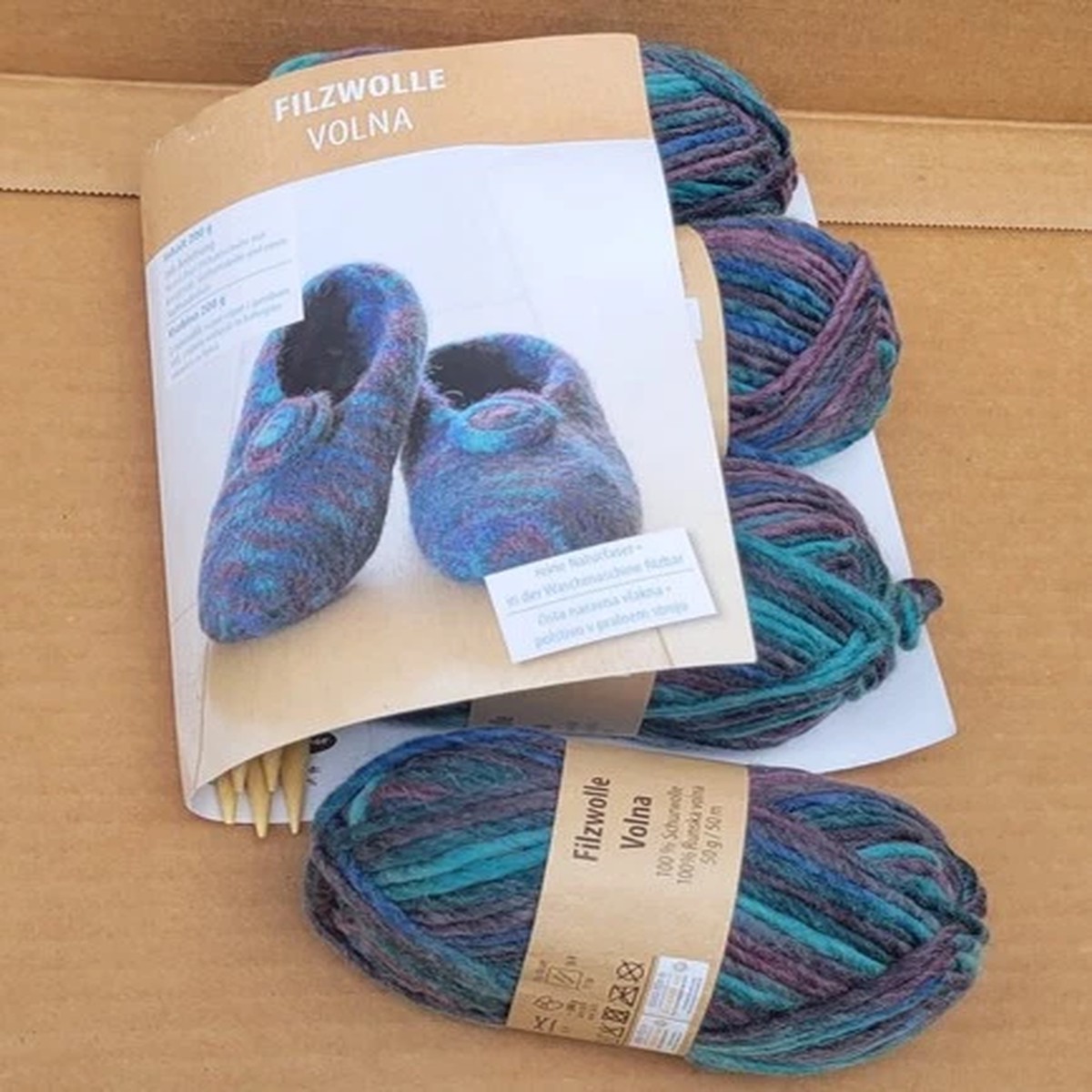 Filzwolle Volna Slippers Kit & 4 Colorful Yarns Instructions in German & Slavic