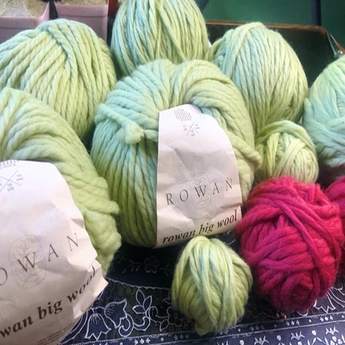 (discontinued) lot rowon big wool FLUFFY 100g pastel green/red plus Zipper bag