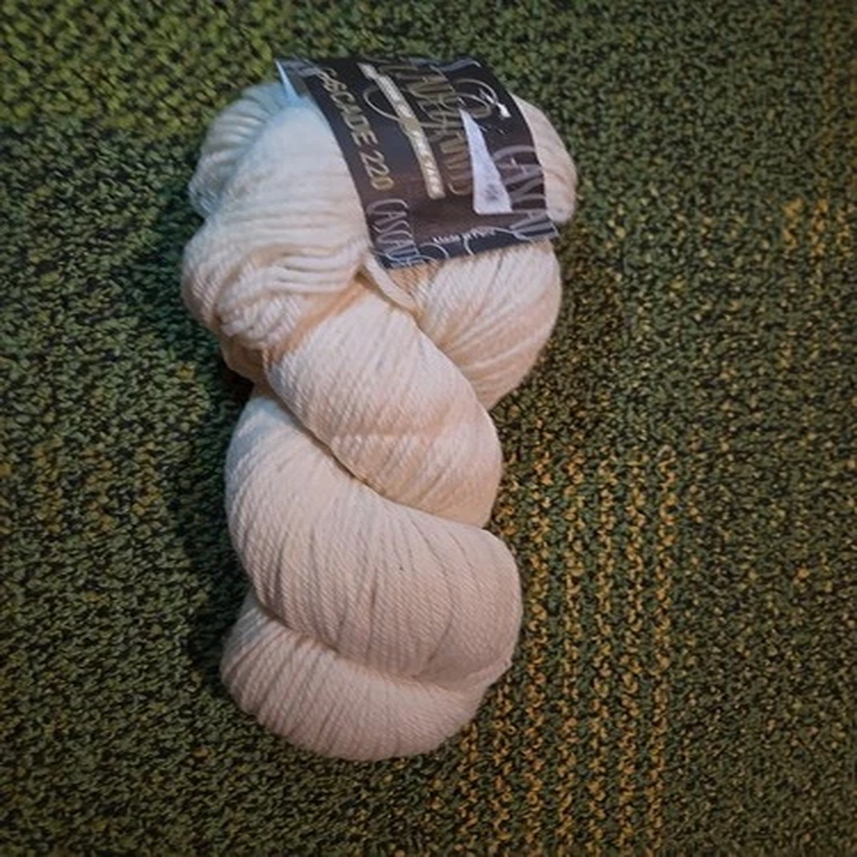 A Skein of Cascade Peruvian Highland Wool ~ 220 Yds Col 8010 Lot 9439