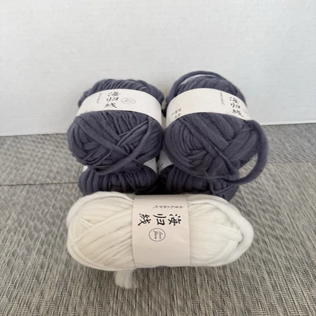 JAPANESE LOVE YARN ~ 4-Blue 1-White ~ 100% Wool ~ 50g ~ Thick & Thin