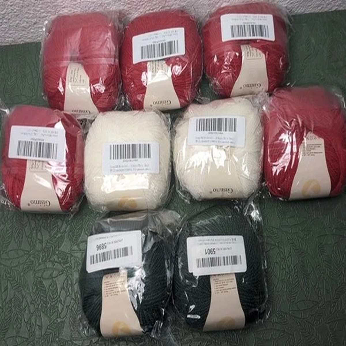 Gisimo 100% Merino Wool Yarn 50g/127yds - 9 NEW Skeins 2 White, 2 Green, 5 Red